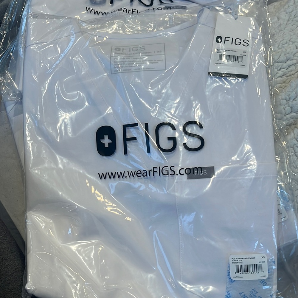 NWT Figs white Catarina one pocket scrub top size XS